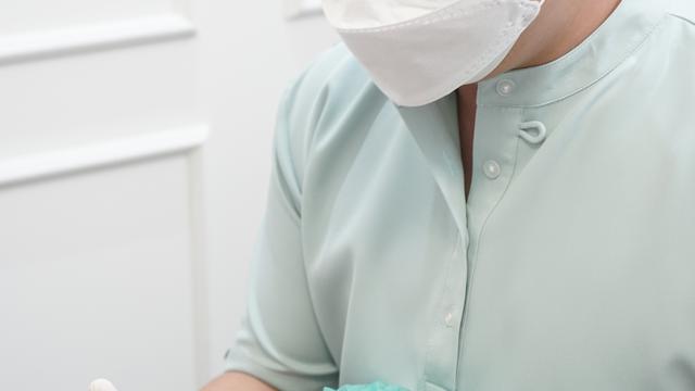 Ayah Rozak, ayahanda Ayu Ting Ting, saat melakukan perawatan kecantikan (ist)