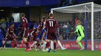 Proses gol Chelsea yang dicetak Antonio Rudiger ke gawang Leicester City dalam laga pekan ke-37 Premier League di Stamford Bridge, Rabu (19/5/2021) dini hari WIB. (CATHERINE IVILL / POOL / AFP)