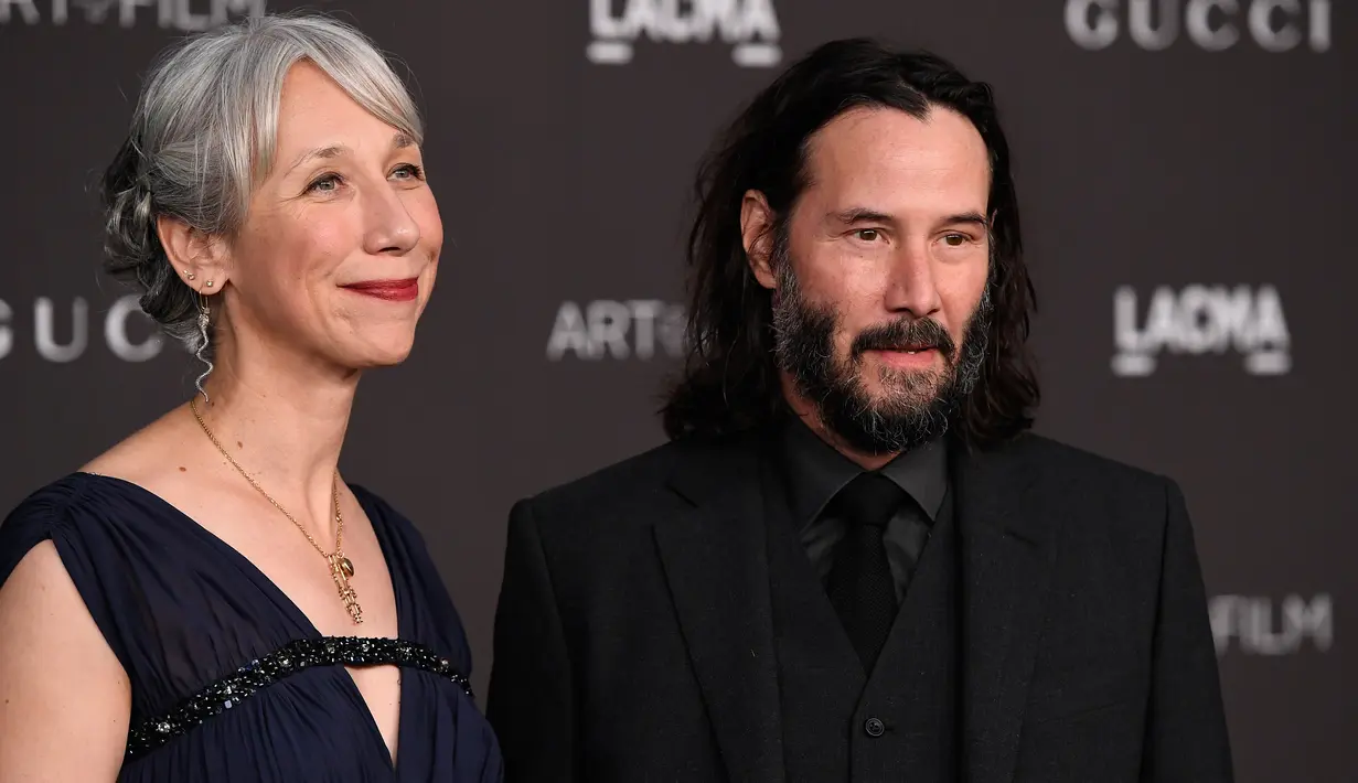 Aktor Keanu Reeves bersama sang kekasih, Alexandra Grant berpose di red carpet LACMA Art + Film di Los Angeles, 2 November 2019. Alexandra Grant diketahui adalah seorang seniman yang sempat beberapa kali bekerja sama dengan Keanu Reeves. (Frazer Harrison/Getty Images/AFP)
