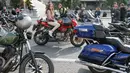 Seorang gadis yang mengenakan aksesori sayap duduk di atas sepeda motor jelang parade sepeda motor yang menandai penutupan musim sepeda motor di Moskow, Rusia, pada 26 September 2020. Beberapa ribu pengendara sepeda motor ikut serta dalam parade tersebut. (Xinhua/Alexander Zemlianichenko Jr)