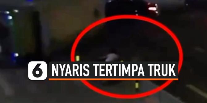 VIDEO: Detik-detik Pemotor Nyaris Tertimpa Truk yang Terguling