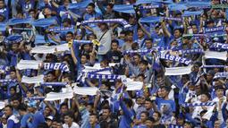 Suporter Persib Bandung, Bobotoh, memberi dukungan saat melawan Sriwijaya FC pada laga Grup A Piala Presiden di Stadion GBLA, Bandung, Selasa (16/1/2018). Persib menang 1-0 atas Sriwijaya FC. (Bola.com/M Iqbal Ichsan)