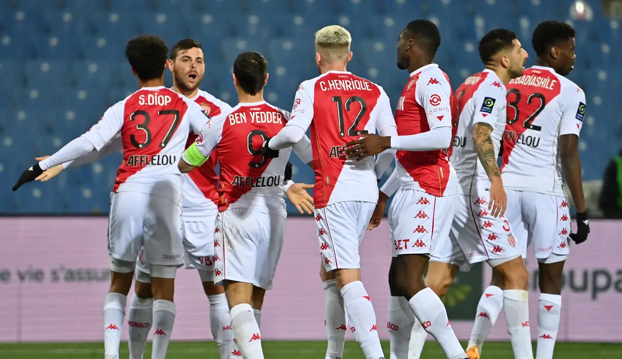 Striker AS Monaco, Kevin Volland (kedua dari kiri) melakukan selebrasi usai mencetak gol pertama timnya ke gawang Montpellier dalam laga lanjutan Liga Prancis 2020/21 pekan ke-20 di Mosson Stadium, Montpellier, Jumat (15/1/2021). AS Monaco menang 3-2 atas Montpellier. (AFP/Pascal Guyot)
