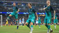 Striker Tottenham Hotspur, Fernando Llorente berselebrasi dengan rekan setimnya setelah mencetak gol ke gawang Manchester City pada leg kedua perempat final Liga Champions di Etihad Stadium, Rabu (17/4).  Tottenham Hotspur melaju ke semifinal Liga Champions meski kalah 3-4 atas City. (AP/Jon Super)