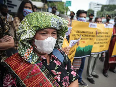 Massa yang tergabung dalam Aliansi Gerak Rakyat Tutut TPL menggelar aksi di depan Kantor Kementerian Koordinator Bidang Kemaritiman dan Investasi, Jakarta, Rabu (24/11/2021). Aksi diikuti 40 orang perwakilan masyarakat adat Tono Batak. (Liputan6.com/Faizal Fanani)