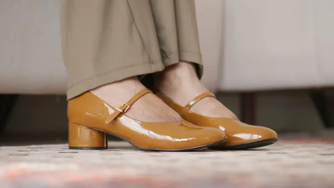 Ilustrasi sepatu mary jane.