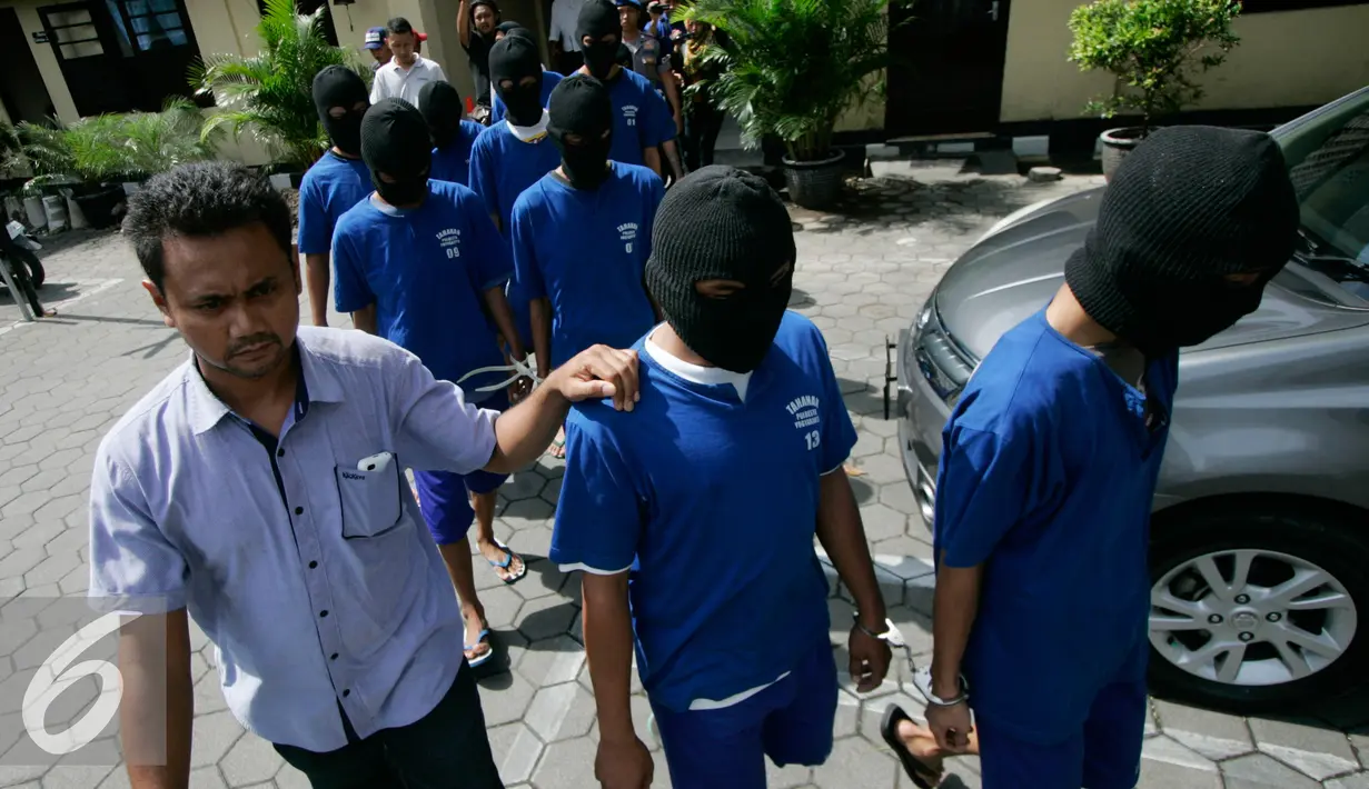 Petugas menggiring sejumlah tersangka usai Polresta Yogyakarta menggelar perkara penyalahgunaan psikotropika, Senin (26/9). (Liputan6.com/Boy Harjanto)