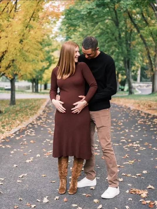 Tampilannya selalu chic dengan nuansa warna yang memberikan kesan hangat. [Foto: @jenniferkgates]