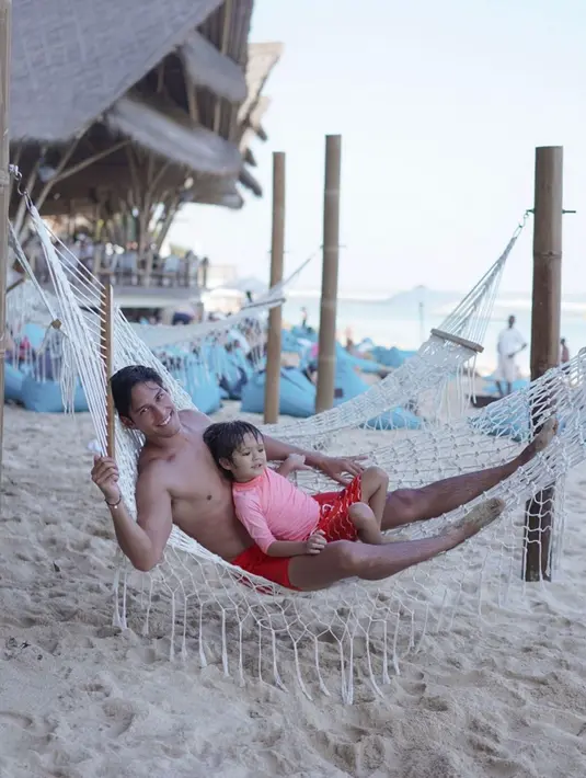 Momen liburan Richard Kyle dan El Barack Alexander yang menyenangkan di Bali. Putra Jessica Iskandar pun sudah memanggil 'Daddy' yang berarti ayah pada Richard Kyle. (Liputan6.com/IG/@richo_kyle)