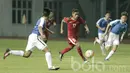 Pemain Timnas Indonesia U-16, Hamsah Lestaluhu, melewati beberapa pemain Singapura pada laga uji coba Internasional di Stadion Wibawa Mukti, Cikarang, Kamis, (8/6/2017). Indonesia menang 4-0. (Bola.com/M Iqbal Ichsan)
