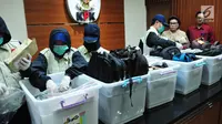 Petugas KPK menyiapkan barang bukti tersangka penerimaan suap Dirjen Perhubungan Laut (Hubla) A Tonny Budiono dan Adiputra Kurniawan sebesar Rp 20,74 miliar saat konfrensi pers di Gedung KPK, Kamis (24/08). (Liputan6.com/Helmi Afandi)