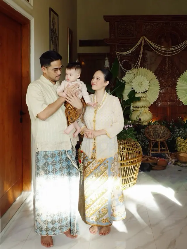 Pesona Anggika Bolsterli Tampil Anggun Berkebaya, Gelar Tedak Siten Sang Putra Kental Adat Jawa