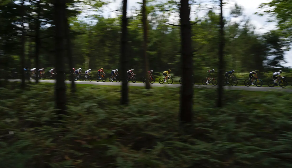 Pembalap tim UAE Emirates sekaligus penyandang kaus kuning, Tadej Pogacar (tengah) sedang melaju pada etape ke-19 balap sepeda Tour de France 2021 yang menempuh jarak 207 kilometer, dari Mourenx menuju Libourne, Prancis, pada Jumat 16 Juli 2021. (AP/Daniel Cole)