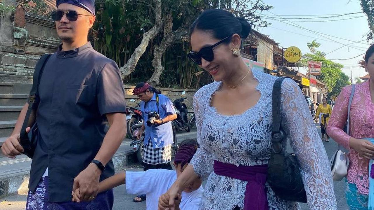 Sempat Culture Shock Saat Menikah, Ini 8 Potret Happy Salma dan Tjok Gus yang Ternyata Bangsawan - Kaget Dikado Bebek Hidup