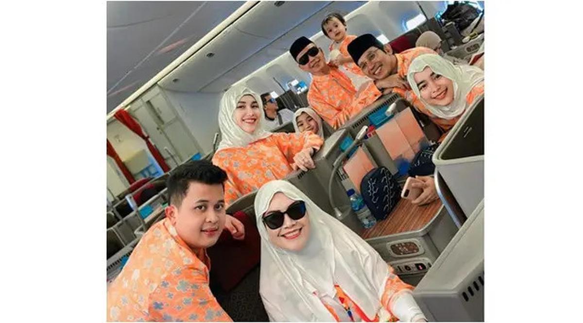 6 Potret Ayu Ting Ting dan Bilqis Berangkat Umrah, Akhir Tahun Bareng Keluarga