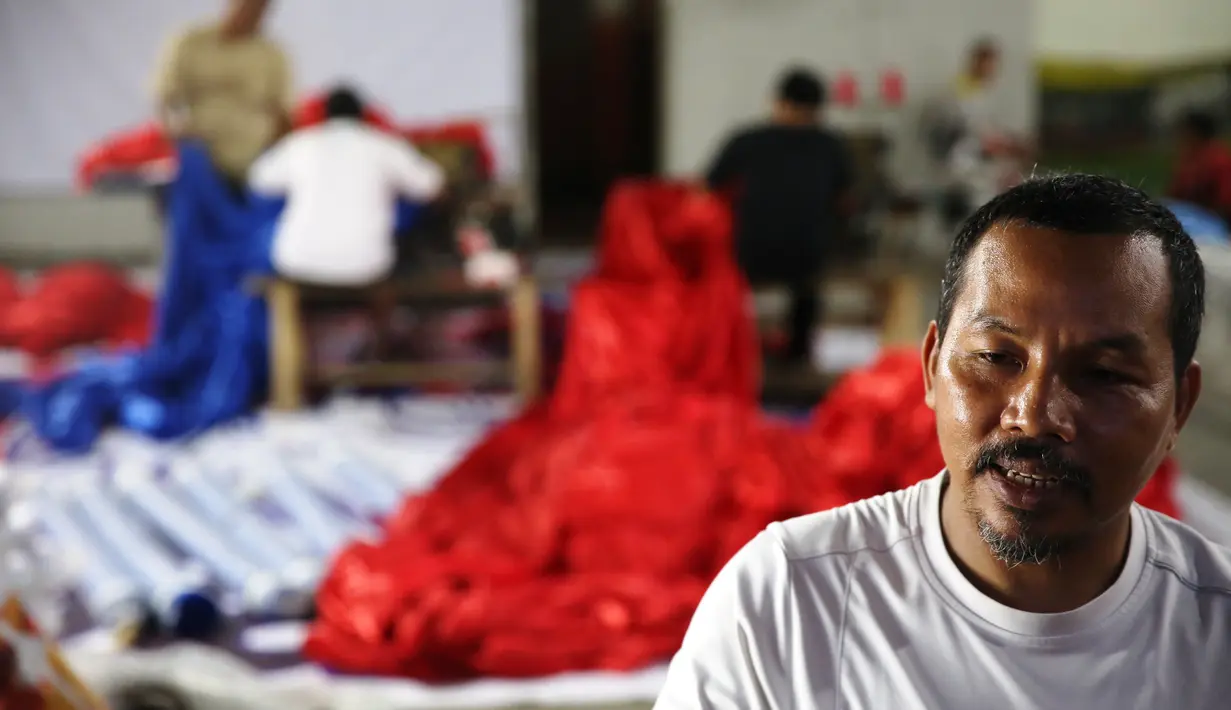 Budi Semar Penanggung jawab rancangan dan pembuatan bendera Merah Putih terbesar di Dunia bertempat di Lapangan Futsal  Tangerang, Selasa (13/10/2015). (Bola.com/Nicklas Hanoatubun)