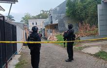 Densus 88 Temukan Bahan Kimia, Alat Pembuat Bahan Peledak dan Casing Bom di Kontrakan Terduga Teroris di Kota Batu