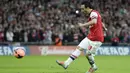 Gelandang Arsenal, Santi Cazorla, melepaskan tendangan saat pertandingan melawan Wigan Athletic di Stadion Wembley, London, (12/4/2014). (EPA/Facundo Arrizabalaga)