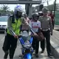 Pemuda yang mengaku sedang menjalani Praktik Kerja Lapangan (PKL) itu, terus menangis saat digelandang polisi ke kantor Samsat Jakarta Barat. (Liputan6.com)