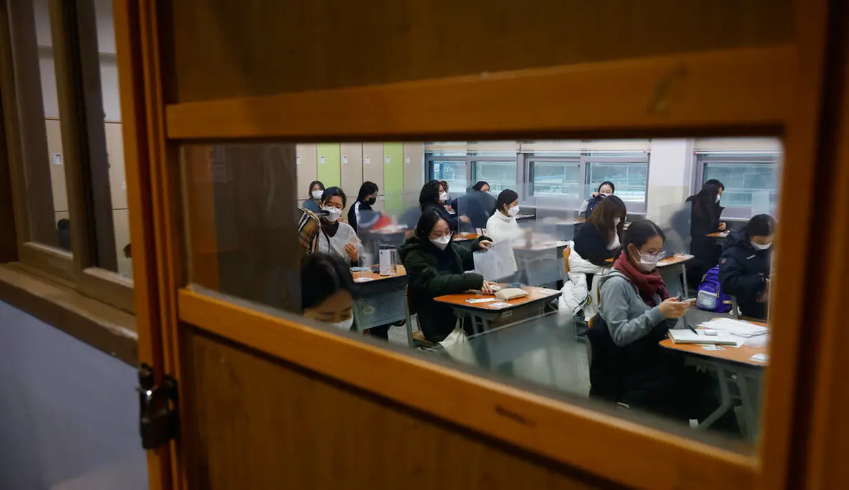 <p>Para siswa menunggu dimulainya ujian masuk perguruan tinggi di Seoul, Korea Selatan, Kamis (3/12/2020). Di tengah pandemi COVID-19, pejabat Korea Selatan mendesak orang untuk tetap di rumah karena sekitar setengah juta siswa mempersiapkan ujian masuk perguruan tinggi. (Kim Hong-Ji/Pool Photo via AP)</p>