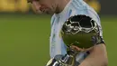 Penyerang Argentina, Lionel Messi memegang trofi Pemain Terbaik Copa America setelah memenangkan pertandingan final Copa America 2021 Conmebol melawan Brasil di Stadion Maracana di Rio de Janeiro, Brasil, pada 10 Juli 2021. (AFP/NELSON ALMEIDA)