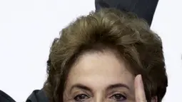 Presiden Brasil Dilma Rousseff saat mendatangi acara di Istana Planalto, Brasil, (13/4). Dituduh melakukan korupsi, komisi khusus parlemen Brasil sepakat merekomendasikan agar Presiden Dilma Rousseff dicopot dari jabatannya. (REUTERS / Ueslei Marcelino)