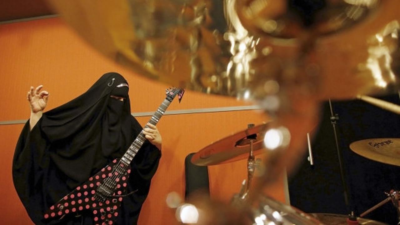 Wanita muslim bercadar ini ternyata gitaris band metal