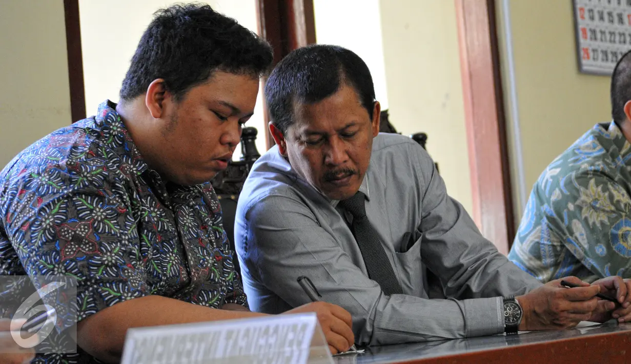 Tim Kuasa Hukum PSSI saat mengikuti sidang di PTUN Jakarta Timur, Selasa (14/7/2015). PTUN memenangkan gugatan PSSI atas SK Kemenpora yang memberikan sanksi administratif terhadap PSSI, Jakarta, Selasa (14/7/2015). (Liputan6.com/Yoppy Renato)