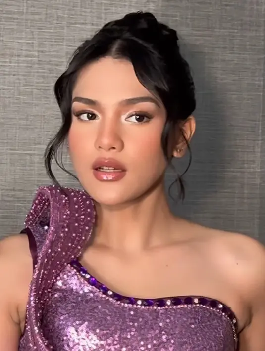 Lengkapi tampilan glamor, rambut Davina ditata dengan braided bun dengan curly bang di bagian depan [@jooehair]