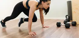 Meski tidak sepopuler push up atau squat, burpee merupakan kombinasi untuk meningkatkan kekuatan, daya tahan, dan kardio dalam satu gerakan. [Dok/freepik.com/tonodiaz]