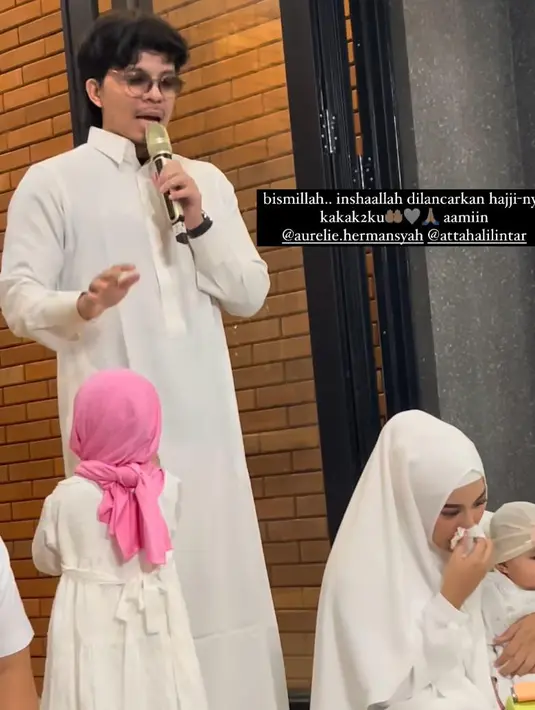 Jelang berangkat haji, Atta dan Aurel menggelar acara pengajian. Tampak keduanya tampil serasi dengan busana muslim serba putih. [@aurelie.hermansyah]