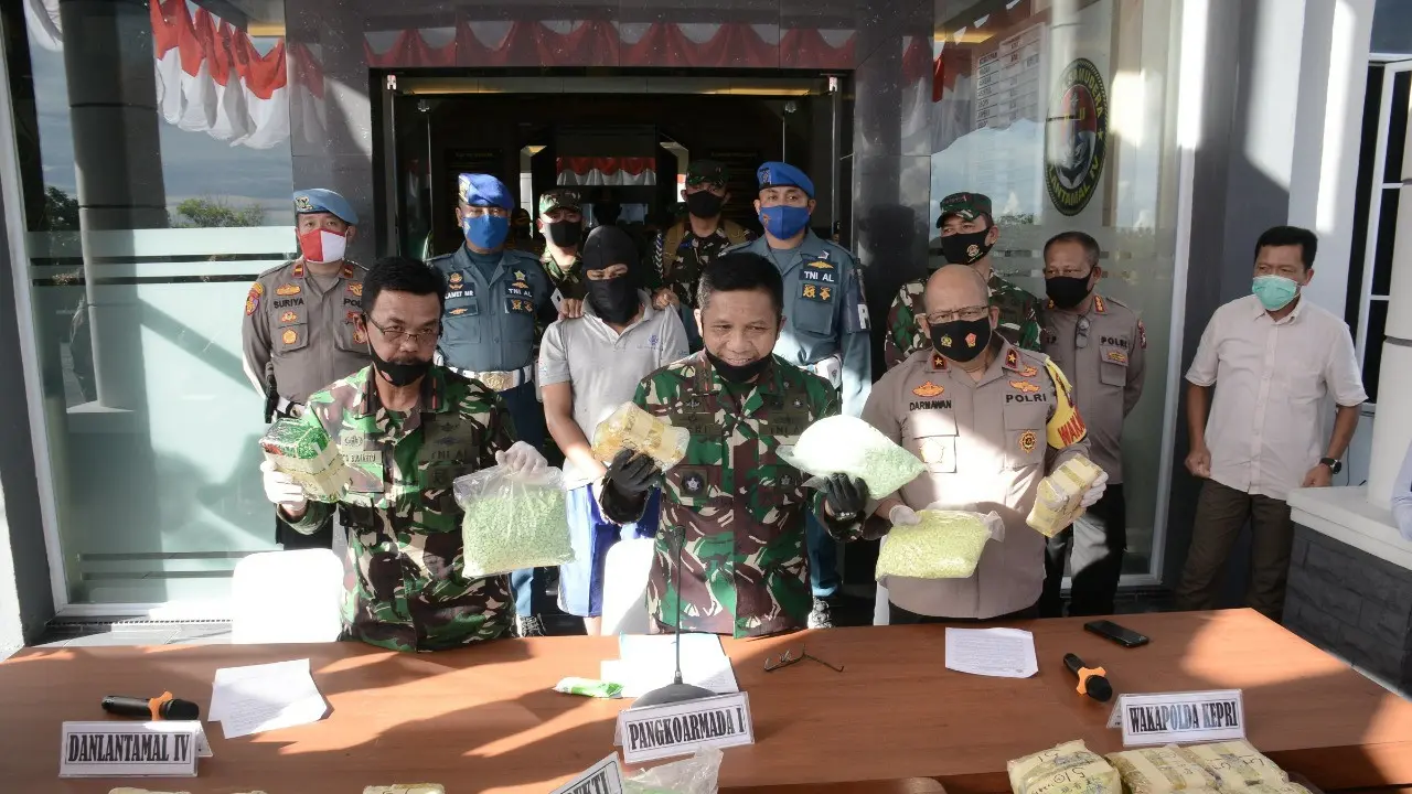 Tim Gabungan Fleet One Quick Response (F1QR) Komando Armada (Koarmada) I berhasil menggagalkan penyelundupan narkotika jenis sabu seberat 38,4 kilogram dan 40 ribu butir pil ekstasi di Perairan Utara Lagoi Binta Utara, Kepri. (Foto: Ajang Nurdin)