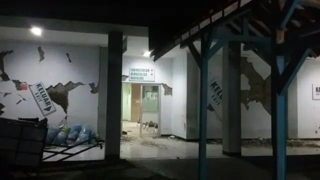 Diguncang gempa jawa, tembok dan atap RSUD Banyumas rusak. (Foto: Liputan6.com/Muhamad Ridlo/Tagana BMS)