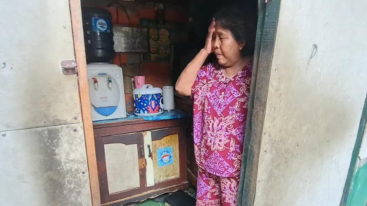 Yos Tak Mampu Berkata-kata saat mengisahkan keluarganya yang sakit.
