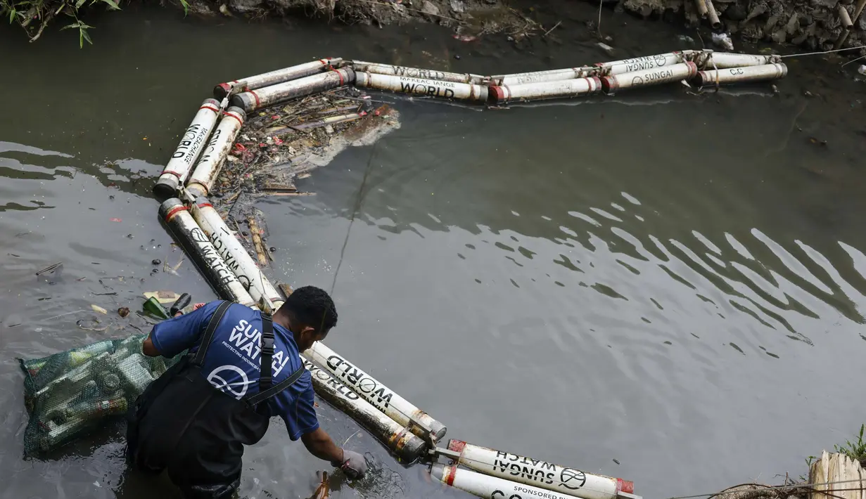 Hal ini dilakukan melalui pemasangan jaring, penghalang sampah, pengangkutan, hingga pengolahan sampah. (David GANNON/AFP)