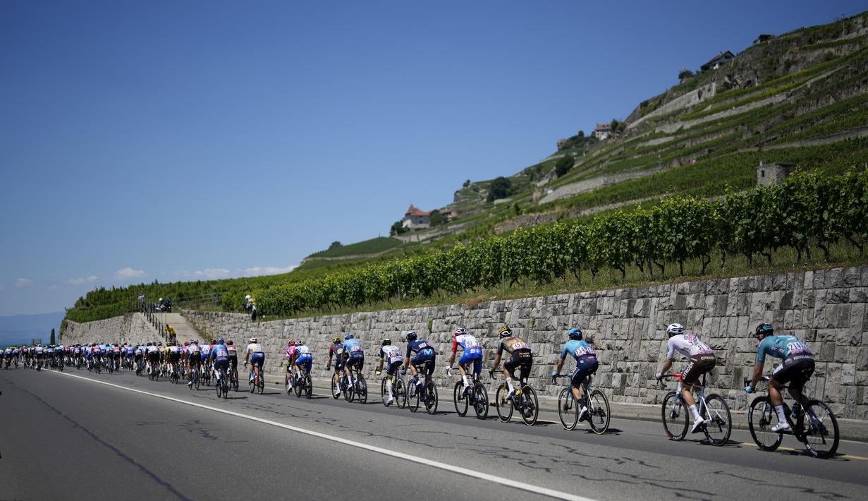 Pada edisi kali ini para pebalap akan menempuh jarak lebih dari 3000 km selama 21 hari. (AP/Thibault Camus)