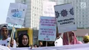 Beragam tulisan menyambut datangnya bulan Ramadan dibawa sejumlah remaja saat acara Car Free Day di Bundaran Hotel Indonesia, Jakarta, Minggu (13/5). Mereka mengajak warga untuk menyambut bulan suci bagi umat muslim. (Liputan6.com/Helmi Fithriansyah)
