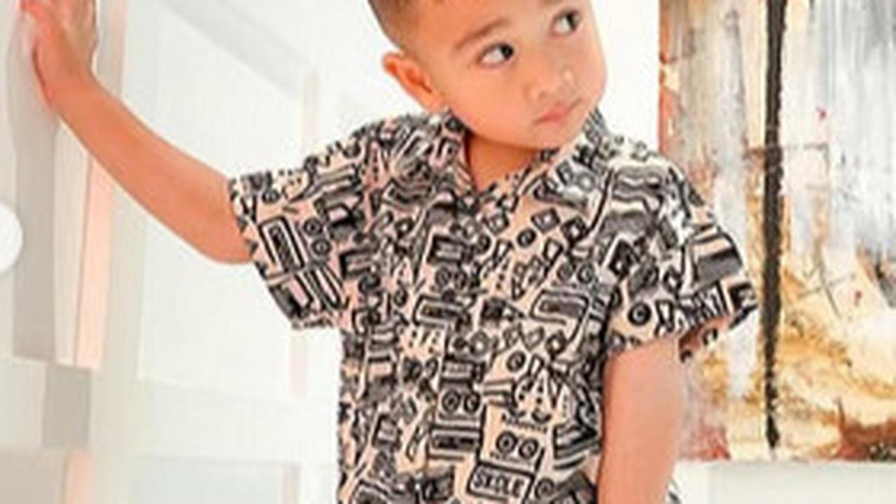 Disebut Penerus Raffi Ahmad, Potret Rayyanza Berpose Bak Model Cilik Pakai Seragam Sekolah di Rumah Curi Perhatian