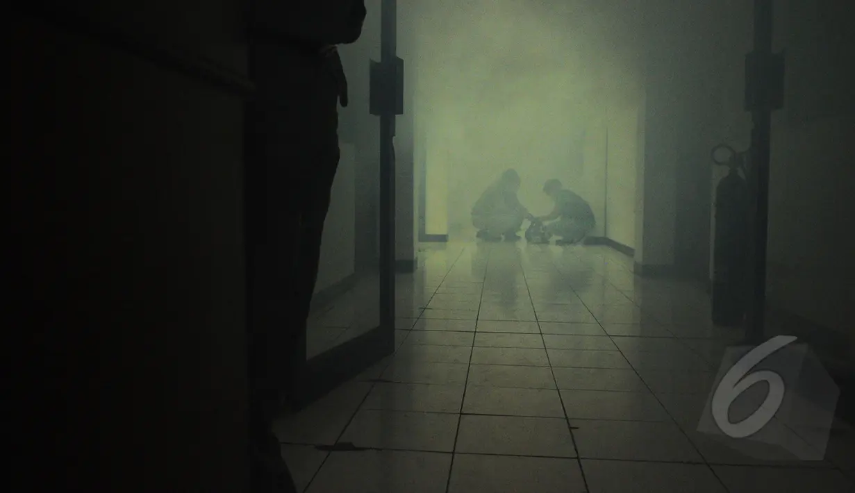 Asap fogging memenuhi ruangan di Balaikota, Jakarta, Selasa (10/3/2015). Fogging dilakukan setelah dikabarkan Gubernur Ahok terkena DBD (Liputan6.com/Faizal Fanani)