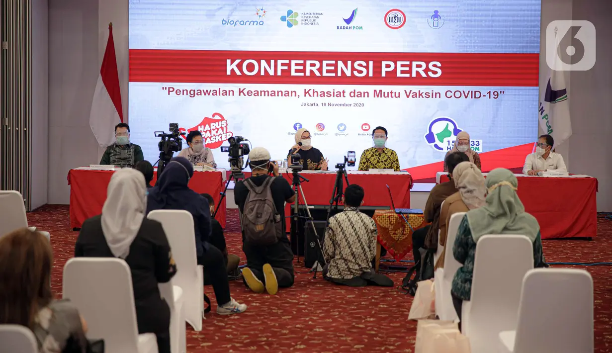 Kepala BPOM Penny K Lukito (tengah) menyampaikan keterangan terkait vaksin COVID-19 di Gedung BPOM, Jakarta, Kamis (19/11/2020). Penny mengatakan Emergency Use of Authorization (EUA) vaksin COVID-19 Sinovac diharapkan bisa keluar pada minggu ketiga/keempat Januari 2021. (Liputan6.com/Faizal Fanani)