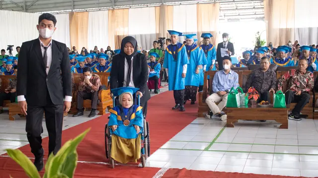 Wisuda perdana STMIK Komputama, El Bayan, Cilacap, Jawa Tengah. (Foto: Dok. STMIK Komputama/Muhamad Ridlo)