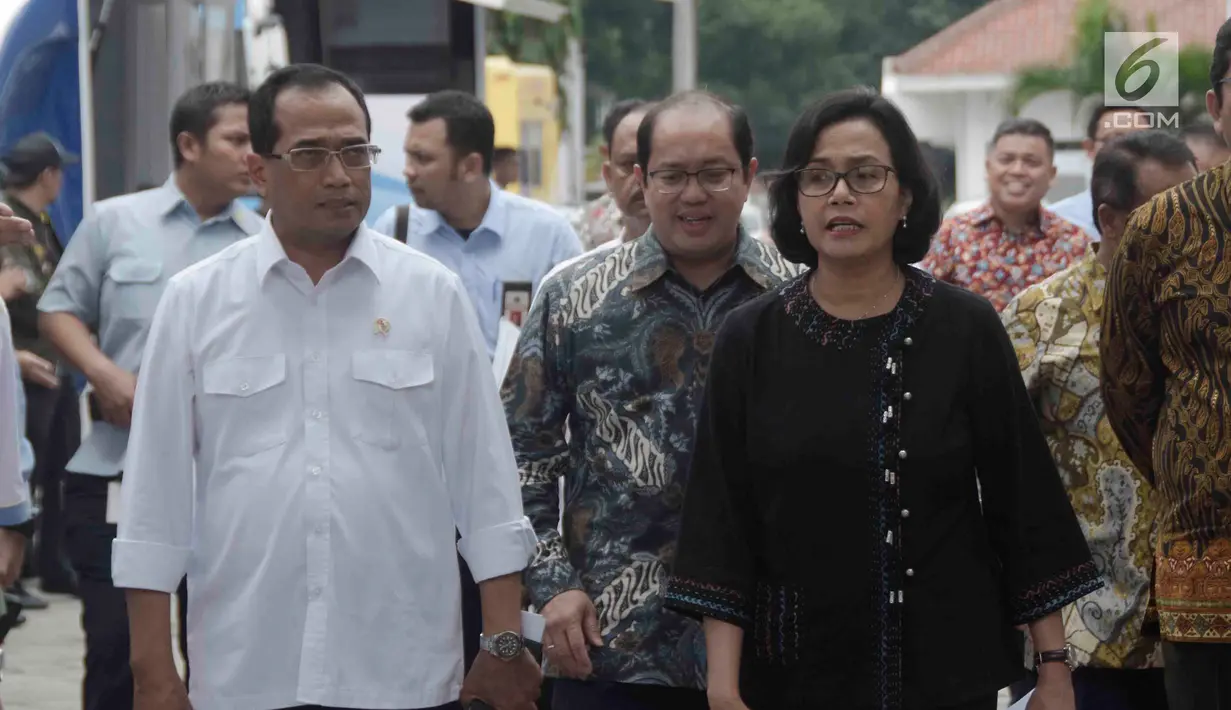 Menkeu Sri Mulyani bersama Menhub Budi Karya saat menghadiri pameran barang yang di lelang di Galeri Nasional, Jakarta, Rabu (28/2). Direktorat Jenderal Kekayaan Negara (DJKN) menyelenggarakan lelang sukarela. (Liputan6.com/Angga Yuniar)