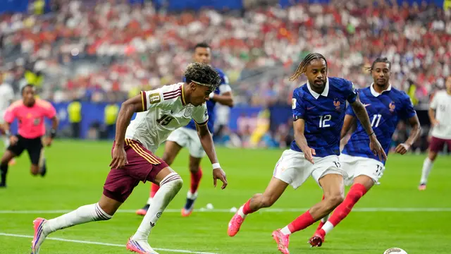 Pemain Spanyol Lamine Yamal mengejar bola dibayangi pemain Prancis Bradley Barcola