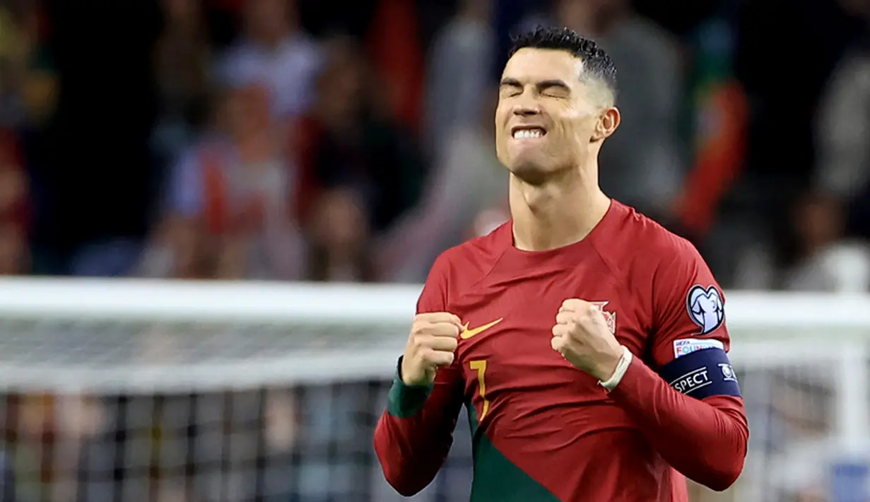 Pemain Portugal Cristiano Ronaldo melakukan selebrasi di penghujung pertandingan sepak bola Grup J Kualifikasi Euro 2024 antara Portugal dan Slovakia di Stadion Dragao, Porto, Portugal, Jumat (13/10/2023). Portugal menang 3-2 atas Slovakia. (AP Photo/Luis Vieira)