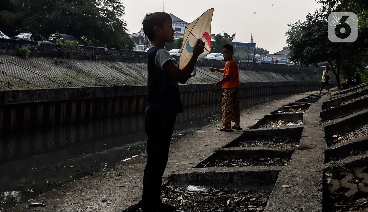 Di balik balik ingar-bingar kehidupan kota megapolitan Jakarta ternyata menyisakan ironi kehidupan bagi sebagian masyarakatnya. Di saat semua infrastruktur dan layanan penunjang tersedia dengan lengkap, ternyata keberadaan ruang terbuka publik menjadi barang berharga di Ibu Kota. (Liputan6.com/Johan Tallo)