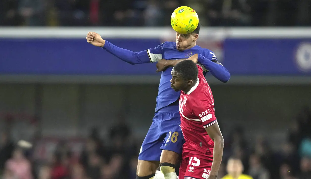 Pemain Chelsea, Levi Colwill, duel udara dengan pemain Middlesbrough, Anfernee Dijsteel, dalam laga leg kedua semifinal Carabao Cup 2023/2024 yang digelar di Stamford Bridge, Rabu (24/1/2024). (AP Photo/Kin Cheung)