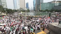 Massa Aksi solidaritas Rohingya mulai memadati kawasan Bundaran HI, Jakarta, Rabu (6/9). Sambil membawa spanduk bertuliskan Save Rohingya, massa berteriak untuk mengusir Myanmar dari Indonesia. (Liputan6.com/Immanuel Antonius)