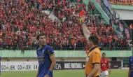 Bek Persib Bandung Vladimir Vujovic diusir oleh wasit Shaun Robert Evans saat laga kontra Persija Jakarta di Stadion Manahan, Solo, Jumat (3/11/2017). (Bola.com/Ronald Seger Prabowo)