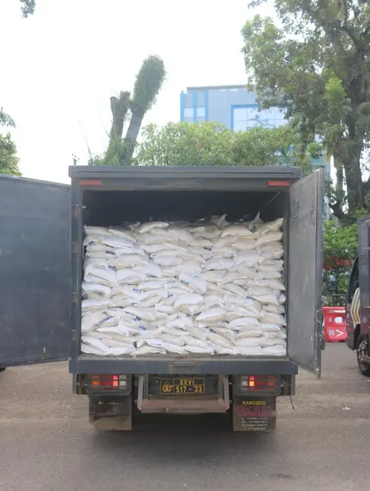 Personel Polda Jambi mulai mendistribusikan 100 ton beras bantuan dari EMTEK dan LYMAN di Mapolda Jambi, Jumat (6/8/2021). Bantuan ini didistribusikan kepada masyarakat terdampak pandemi Covid-19. (Liputan6.com/Istimewa)