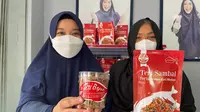 Owner Teri Bajak, Windi Septia Dewi (kiri) menunjukkan produknya